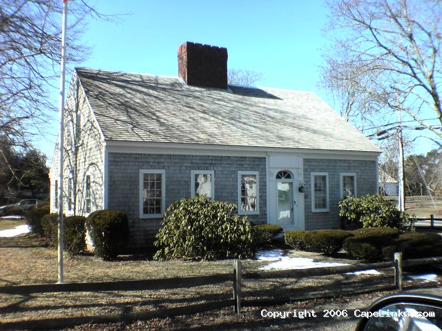 Download this Cape Cod House picture